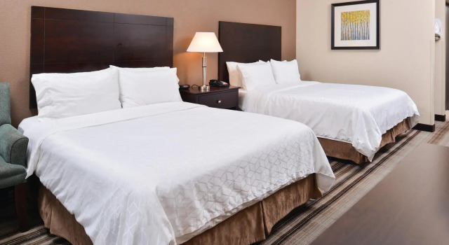 Четырёхместный номер Standard Holiday Inn Express & Suites Emporia Northwest by IHG