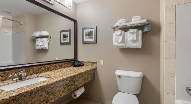 Четырёхместный номер Standard с балконом Best Western Plus Fernie Mountain Lodge