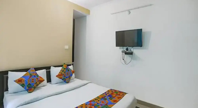 Lily Grand Hyderabad Gate by OYO Rooms, Забронировать Отель Варанаси штат Уттар-Прадеш, рядом с Bharat Kala Bhavan