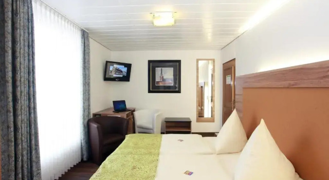 Hotel Hubertus, Забронировать Отель Эннигерло 