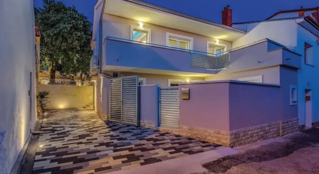 Awesome Home in Novi Vinodolski with WiFi, 4 Bedrooms, Hot Tub, Забронировать Отель Отели Приморско-Горанской жупания с парковкой, Парковка