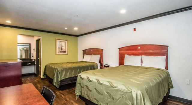 Четырёхместный номер Standard Americas Best Value Inn Ft. Worth