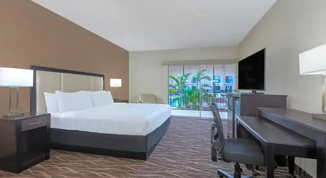 Номер Standard с видом на бассейн Holiday Inn Des Moines-Airport Conf Center by IHG