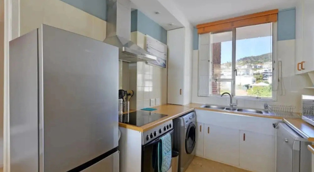 Коттедж Top-floor 2-bed Beachfront Sunny Camps Bay Views