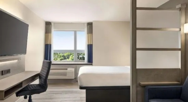 Люкс Microtel Inn & Suites by Wyndham Boisbriand