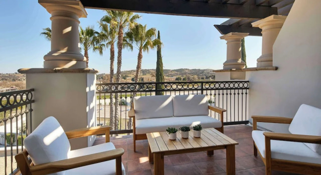 Люкс с балконом Bellasera Hotel & Suites Paso Robles, Tapestry by Hilton