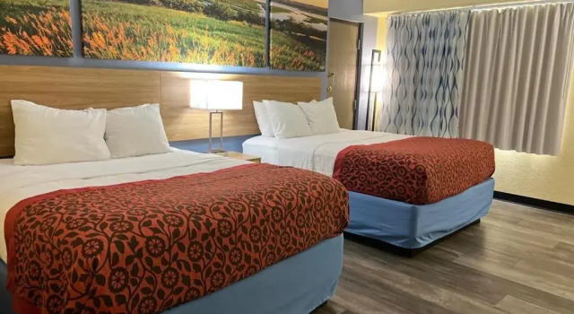 Четырёхместный номер Standard Days Inn by Wyndham Newton