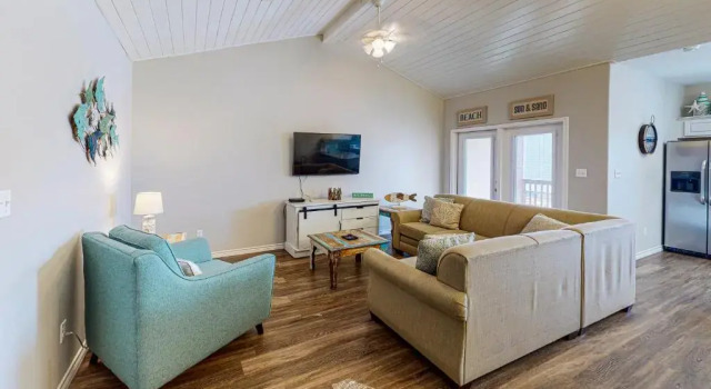 BC403 Fabulous Townhome with Beach Decor, Shared Heated Pool, Garage Access