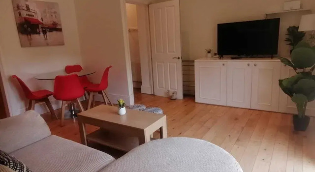 Bright Clapham flat with private garden, sleeps 4, Забронировать Отель Бизнес-отели Англии, 4* 5*