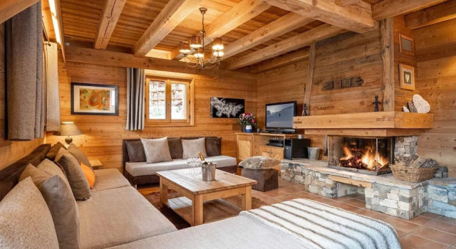 Chalet in France Near Village Center, Забронировать Шале Виллы Овернь-Рона-Альпы, Вилла