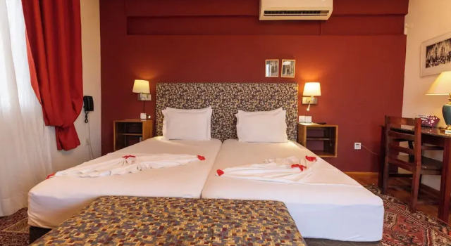 Двухместный номер Deluxe с балконом и с видом на бассейн Golden Hill Parker Hotel