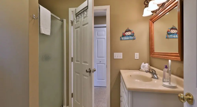 Коттедж The Tanglewood Lodge- Amazing Ski Home for Groups, Hot Tub, Close to Killington Resort! home