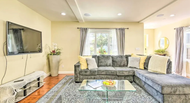 Sunny Oakland Retreat w/ Patio & Cute Garden!