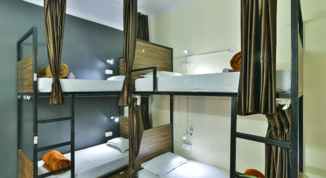 Кровать в общем номере Hoztel Jaipur