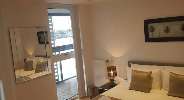 2 Bedroom Apartment on the River Thames