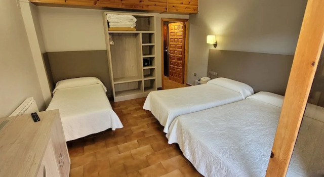 Четырёхместный семейный номер Standard с балконом Hotel Meson de L’Ainsa