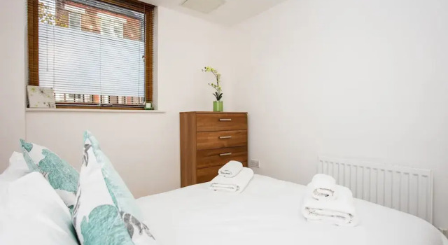 2 Bedroom Flat with Patio Sleeps 4, Забронировать Отель Отели Англии 3 звезды, 3*