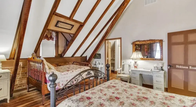 Студия Dickinson Room by Main Street Bed & Breakfast