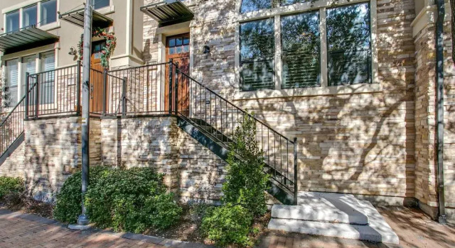 Beautifully furnished TownHome at shops