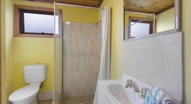 Номер Standard c 1 комнатой с видом на бассейн Wairo Beach Holiday Park