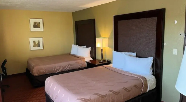 Quality Inn South Hutchinson, Rezerwuj Hotel Hotele w Hutchinson z basenem, Basen