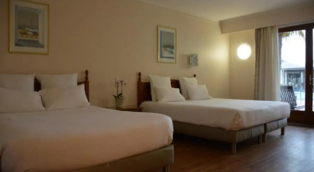 Четырёхместный семейный номер Standard с красивым видом из окна Logis Hôtel Restaurant - Le Clos Deauville Saint Gatien