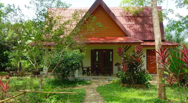 Семейное бунгало с балконом Manora Garden