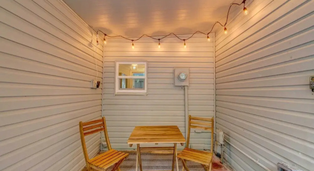 Коттедж Peaceful Lady Lake Home w/ Screened-in Porch!