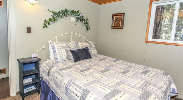 Bay Breeze Hideaway, Забронировать Отель Отели Биг-Бэр-Лейк с парковкой, Парковка