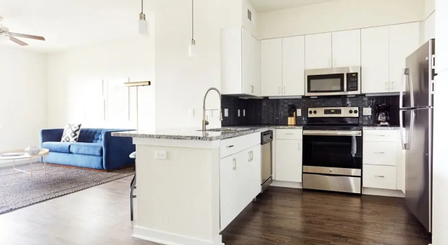 Lively West Congress Suites by Sonder, Забронировать Апартаменты/квартира Остин Greater Austin, рядом с Саут-Конгресс Авеню