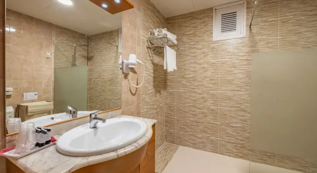 Трёхместный семейный номер Standard с балконом Hotel Sausa
