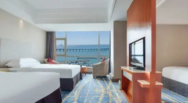 Четырёхместный семейный номер Standard с видом на море Bayshore Hotel Dalian