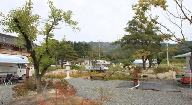 Gyeongju Namsan Hanok Pension, Забронировать Отель Отели провинции Кёнсан-Пукто с парковкой, Парковка