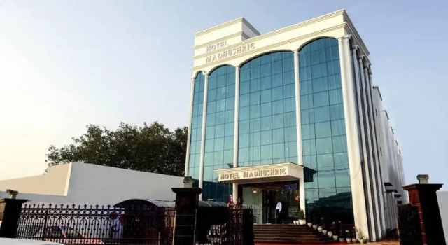 OYO 1493 Hotel Madhushrie, Забронировать Отель Отели Агры с бассейном, Бассейн