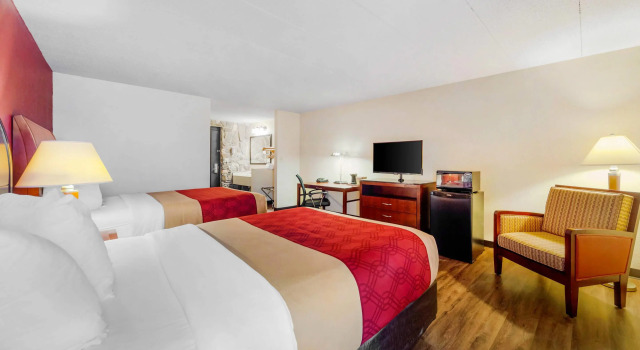 Четырёхместный номер Standard Econo Lodge Inn & Suites Brookings