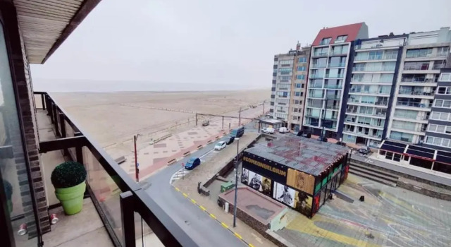 Апартаменты с балконом и с видом на море Apartment in Oostduinkerke With Sea View