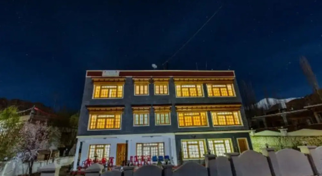 Hotel Three Roses, Забронировать Отель Отели Джамму и Кашмира с завтраком, Завтраки