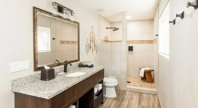 Номер Luxury Whispering Creek Bed & Breakfast