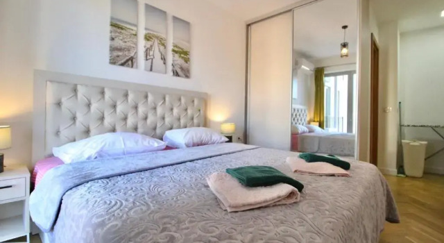 2bd New Dobrota Apt with Bay Views, Book Hotel Hoteller i Kotor Riviera med parkering, Parkering