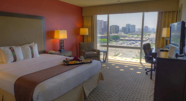 Двухместный люкс с видом на горы Holiday Inn Express & Suites Phoenix - Midtown, an IHG Hotel