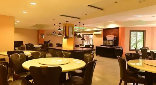 Aayush Resort Karjat, Varaa Lomakeskus Hotellit New Delhi uima-altaalla, Uima-allas
