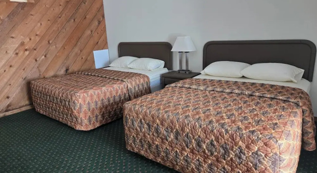 Standard- firedobbelt værelse med altan med søudsigt Timber Inn Motel