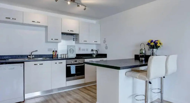 Апартаменты Newly Renovated Riverside Flat w/ Private Balcony