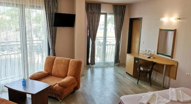 Полулюкс Empera Hotel