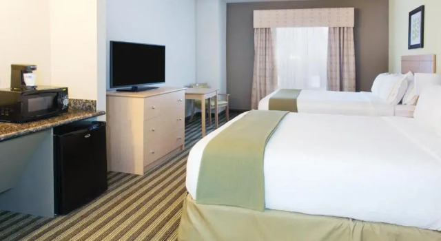 Двухместный люкс Holiday Inn Express Hotel & Suites Alvarado by IHG