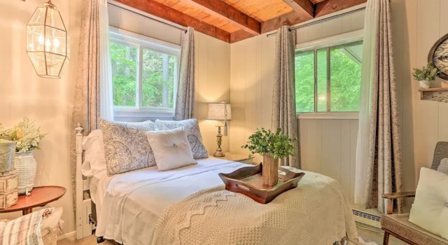 Welcoming Poconos Retreat w/ Deck & Pool Access, Book Feriehus Sommerhuse i Pennsylvania, Hytte