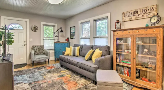 Colorado Springs Bungalow - Walk to Downtown!, Забронировать Дом для отпуска Виллы Колорадо-Спрингса, рядом с Концертный зал Pikes Peak Center, Вилла