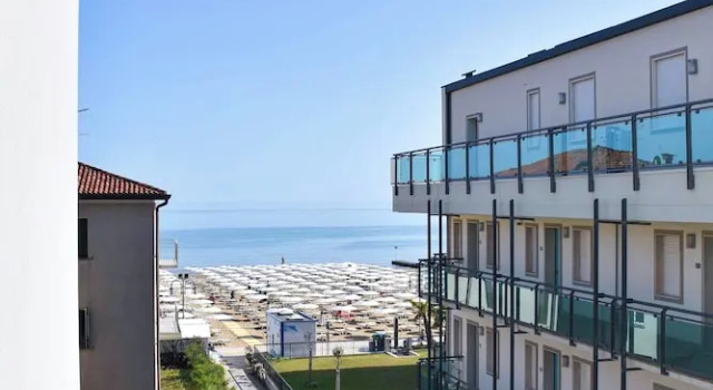 Четырёхместный номер Comfort с балконом и с частичным видом на море Hotel Umberto