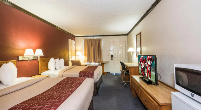 Четырёхместный номер Deluxe Red Roof Inn Uhrichsville