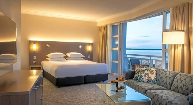 Двухместный люкс c 1 комнатой с балконом и с видом на воду DoubleTree by Hilton Cairns